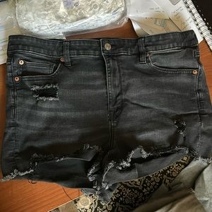 I’m selling my size 14 American eagle short worn a few times.